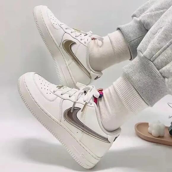 NEW Nike Air Force 1 LV8 Swoosh GS 6Y/Women’s 7.5 Silver Gold DH9595-001 - Picture 2 of 9